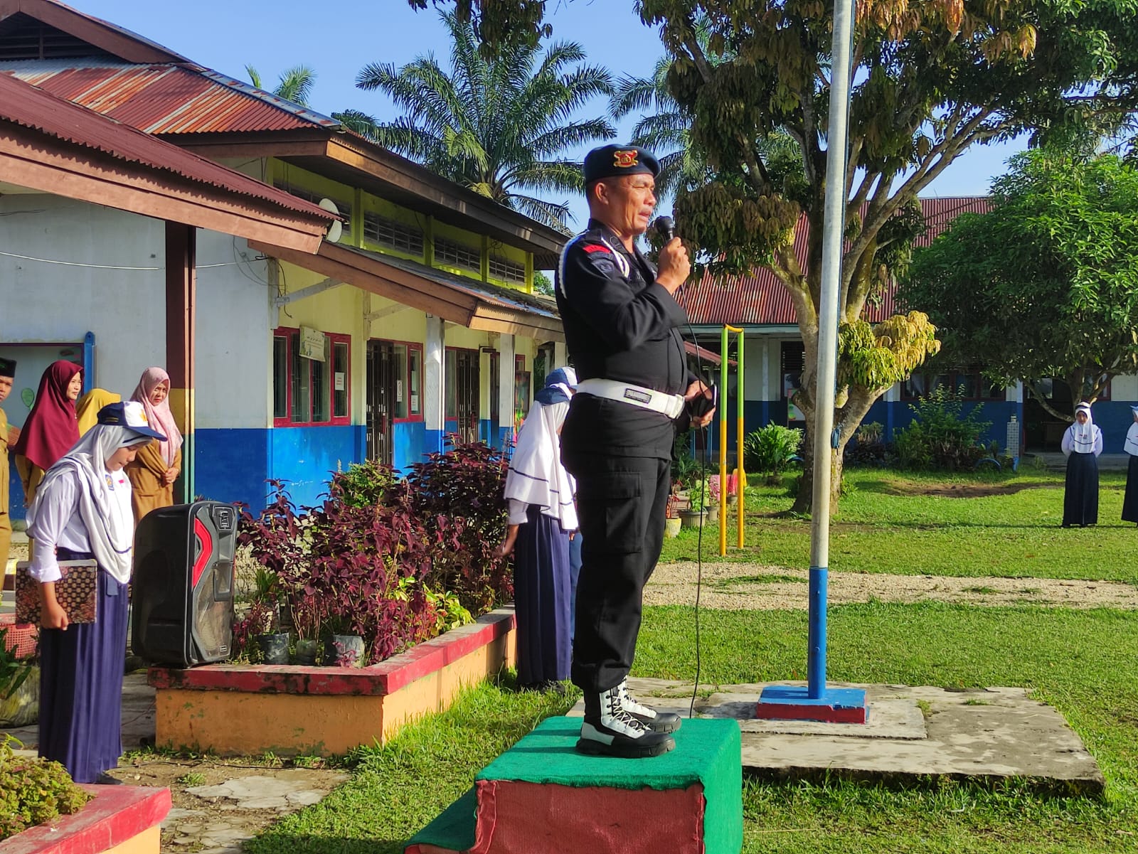 Brimob School to School Sosialisasi tentang kenakalan remaja di SD 3 Belimbing